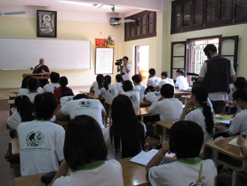 Diễn đàn Thanh niện Việt Nam 2009 đến Học Viện PGVN tại Hà Nội nghe thuyết giảng Phật Pháp